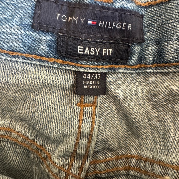 Medium wash men’s size 44–32 Tommy Hilfiger jeans, slight wear on bottom calf - Picture 3 of 4
